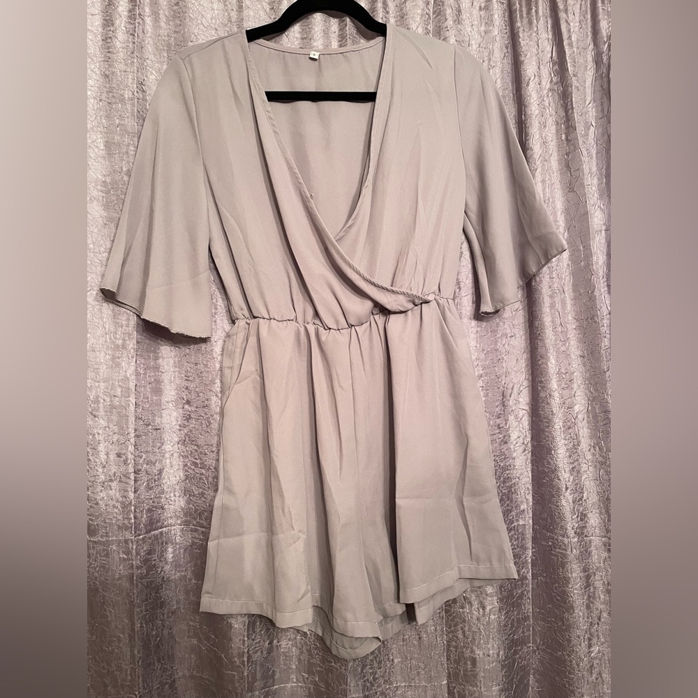NWOT Light gray romper with pockets